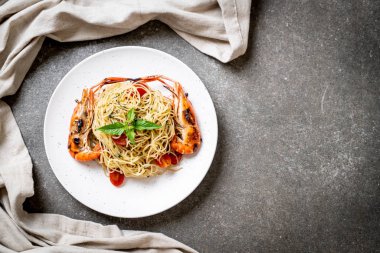 ızgara karides ve domates - İtalyan Füzyon gıda tarzı ile tavada kızartılmış spagetti