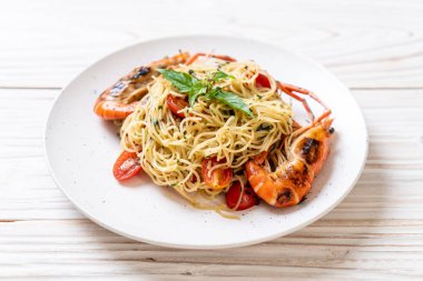 ızgara karides ve domates - İtalyan Füzyon gıda tarzı ile tavada kızartılmış spagetti