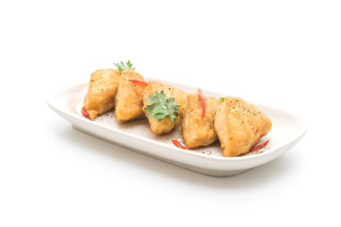 Kızarmış tofu - beyaz arka plan üzerinde izole vegan gıda