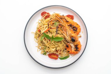 ızgara karides ve beyaz arka plan üzerinde izole domates ile tavada kızartılmış spagetti