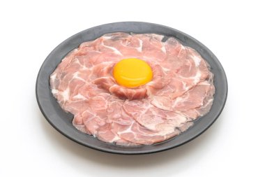 taze dilimlenmiş domuz ham yumurta pişirme veya shabu shabu ve beyaz arka plan üzerinde izole sukiyaki yapma ile