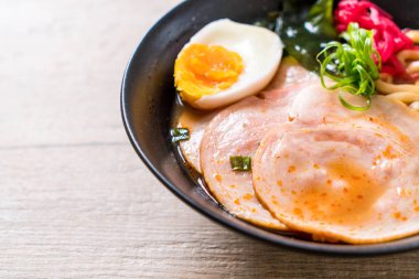 Baharatlı miso udon ramen noodle ile domuz eti - Japon gıda tarzı
