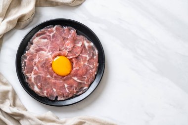 taze dilimlenmiş domuz ham yumurta pişirme veya shabu shabu ve sukiyaki yapma ile
