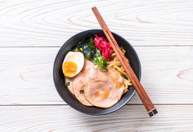 Baharatlı miso udon ramen noodle ile domuz eti - Japon gıda tarzı