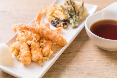 karides tempura (hırpalanmış kızarmış karides) sebze - Japon gıda tarzı