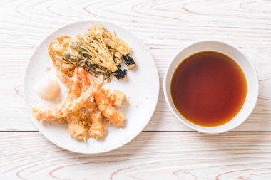 karides tempura (hırpalanmış kızarmış karides) sebze - Japon gıda tarzı