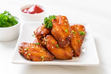 Beyaz susamlı ızgara tavuk kanadı.