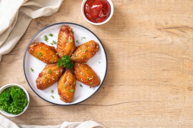 Beyaz susamlı ızgara tavuk kanadı.