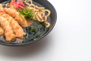 Udon ramen noodle ile beyaz arka plan üzerinde izole karides tempura