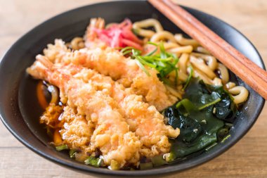 Japon usulü karidesli ramen eriştesi.