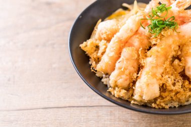 kızarmış karides tempura üzerinde beyaz surat - Japon yemekleri stil tepesinde