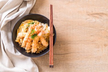 kızarmış karides tempura üzerinde beyaz surat - Japon yemekleri stil tepesinde