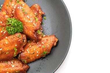 pişmiş Barbekü tavuk kanadı ile Beyaz Susam beyaz arka plan üzerinde izole
