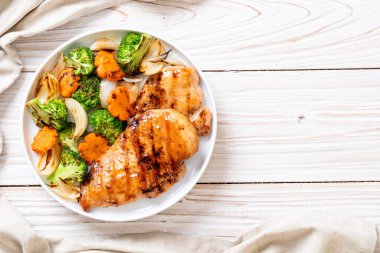 çukurunu tavuk göğsü biftek sebze (brokoli, havuç, soğan ile)