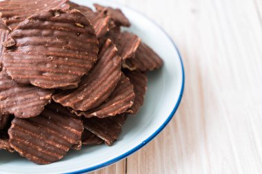 patates cipsi çikolata plaka üzerinde