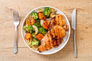 çukurunu tavuk göğsü biftek sebze (brokoli, havuç, soğan ile)