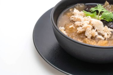 Yengeç beyaz arka plan üzerinde izole kase kırmızı et suyu çorbası kızarmış balık Maw