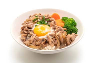 Donburi, domuz eti Pilav kasesi onsen yumurta ve beyaz arka plan üzerinde izole sebze