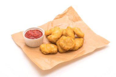 Beyaz arka plan üzerinde izole soslu tavuk nuggets