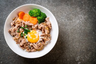 Donburi, domuz eti Pilav kasesi onsen yumurta ve sebze - Japon gıda tarzı