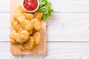 Soslu tavuk nugget, sağlıksız yemek.