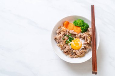 Donburi, domuz eti Pilav kasesi onsen yumurta ve sebze - Japon gıda tarzı
