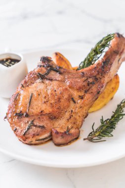 domuz eti biftek plaka üzerinde