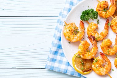 Limon - deniz ürünleri tarzı ile ızgara kaplan karides şiş