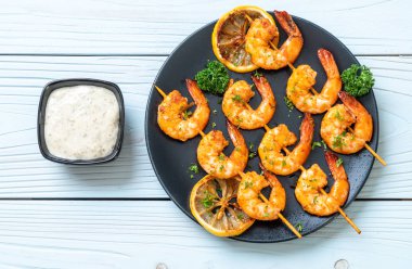 Limon - deniz ürünleri tarzı ile ızgara kaplan karides şiş