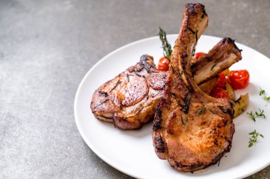 domuz eti biftek plaka üzerinde