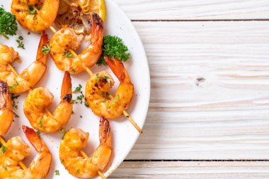 Limon - deniz ürünleri tarzı ile ızgara kaplan karides şiş