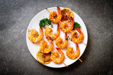 Limon - deniz ürünleri tarzı ile ızgara kaplan karides şiş