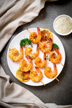 Limon - deniz ürünleri tarzı ile ızgara kaplan karides şiş