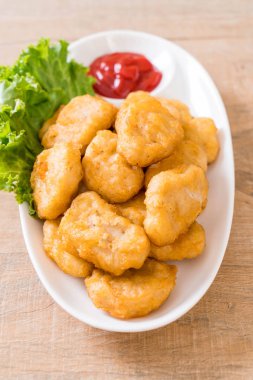 Soslu tavuk nugget, sağlıksız yemek.