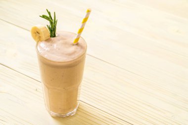 muz smoothies cam ahşap masa üzerinde