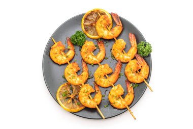 Beyaz arka plan üzerinde izole limon ile ızgara kaplan karides şiş