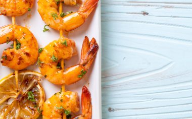 Limon - deniz ürünleri tarzı ile ızgara kaplan karides şiş