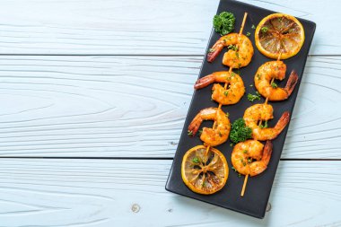 Limon - deniz ürünleri tarzı ile ızgara kaplan karides şiş