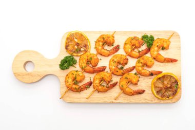 Beyaz arka plan üzerinde izole limon ile ızgara kaplan karides şiş