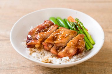 Teriyaki tavuk pilav kasesi - Asya gıda tarzı