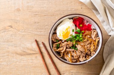 Yumurtalı domuz pirinci kasesi (Donburi) - Japon yemeği tarzı.