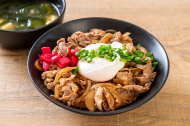 Yumurtalı domuz pirinci kasesi (Donburi) - Japon yemeği tarzı.