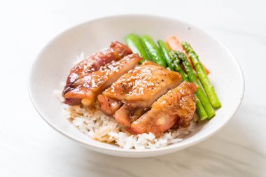 Teriyaki tavuk pilav kasesi - Asya gıda tarzı