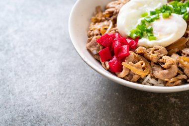 Yumurtalı domuz pirinci kasesi (Donburi) - Japon yemeği tarzı.