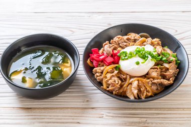 Yumurtalı domuz pirinci kasesi (Donburi) - Japon yemeği tarzı.