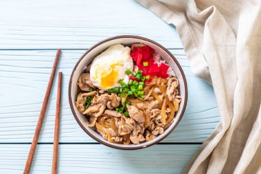 Yumurtalı domuz pirinci kasesi (Donburi) - Japon yemeği tarzı.