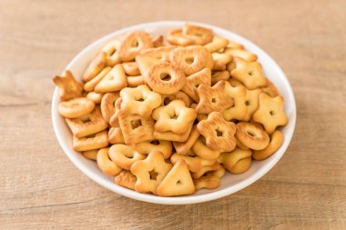 Kahveli bisküvi krakeri.