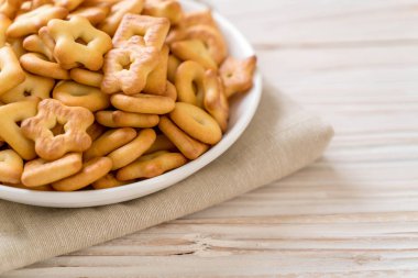 Kahveli bisküvi krakeri.