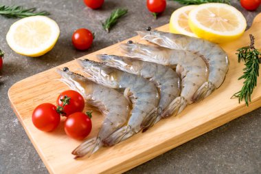 taze karides veya karides malzemelerle ahşap tahta üzerinde ham