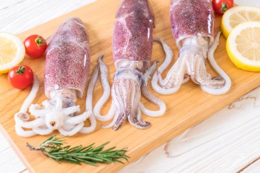 taze ahtapot veya mürekkep malzemelerle ahşap tahta üzerinde ham